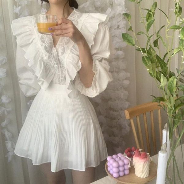 white ruffles lace blouse women cute v-neck loose sweet casual shirts flare sleeve summer floral embroidery retro 2020 w7721 
white ruffles lace blouse women cute v-neck loose sweet casual shirts flare sleeve summer floral embroidery retro 2020 w7721