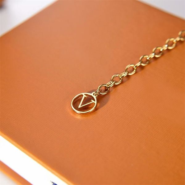 designer v bracelet ladies luxury brand letter bracelet wedding jewelry gift, Golden;silver
designer v bracelet ladies luxury brand letter bracelet wedding jewelry gift, Golden;silver