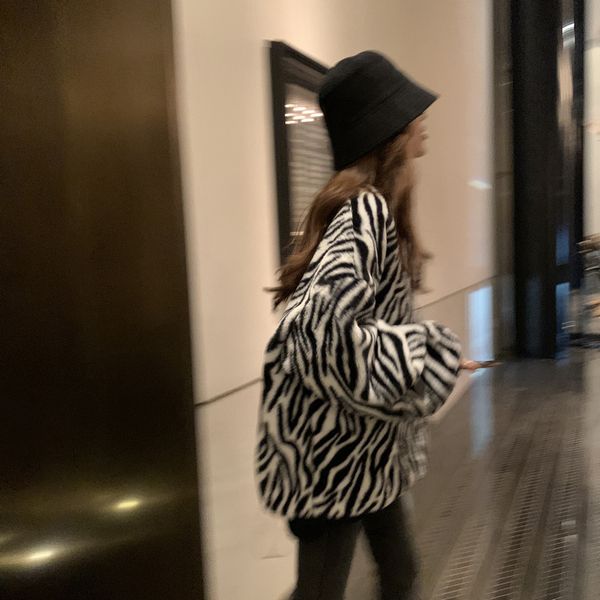 2021 new cashmere zebra's doppelganger winter loose matching around the neck long upper sweater ohwt, White;black
2021 new cashmere zebra's doppelganger winter loose matching around the neck long upper sweater ohwt, White;black