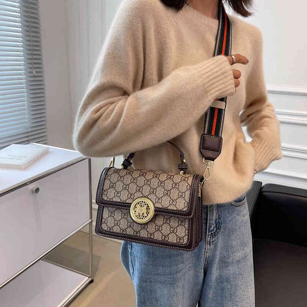 2022 factory wholesale new model autumn and winter bag women's small square printed hand-held fortune matching single shoulder diagonal
2022 factory wholesale new model autumn and winter bag women's small square printed hand-held fortune matching single shoulder diagonal