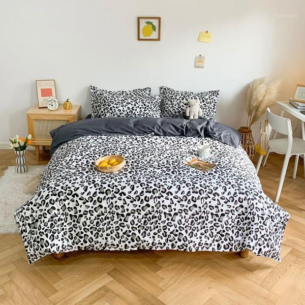 fashion leopard bedding sets quilt cover pillowcase gray bed flat sheets duvet cover sets twin full single king bedclothes1
fashion leopard bedding sets quilt cover pillowcase gray bed flat sheets duvet cover sets twin full single king bedclothes1
