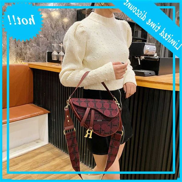 straight autumn and winter new style fashion versatile women's small handbag can be one shoulder slung girl's underarm bag
straight autumn and winter new style fashion versatile women's small handbag can be one shoulder slung girl's underarm bag
