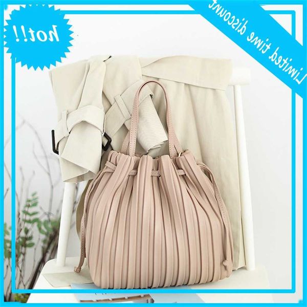 korean versatile pleated handbag simple casual soft leather shoulder foreign style fashion bridle women's bag
korean versatile pleated handbag simple casual soft leather shoulder foreign style fashion bridle women's bag