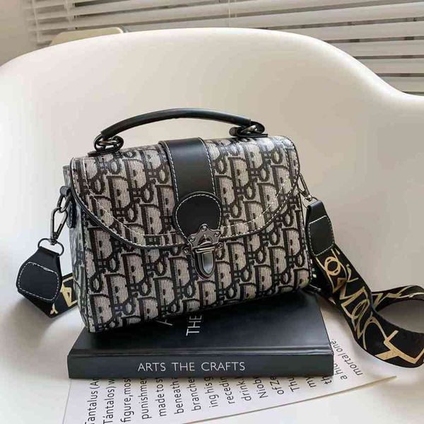 2022 latest luggage factory wholesale bag women's bag new small one shoulder messenger, Black;red
2022 latest luggage factory wholesale bag women's bag new small one shoulder messenger, Black;red