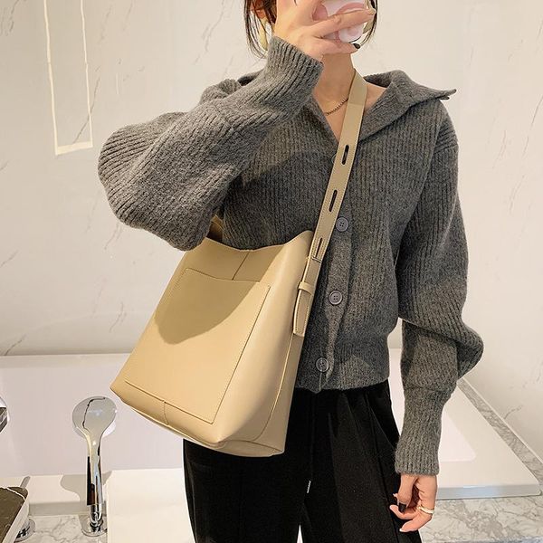 shoulder bags 2021 pu trend single slung bucket bag niche design large capacity commuter women's
shoulder bags 2021 pu trend single slung bucket bag niche design large capacity commuter women's