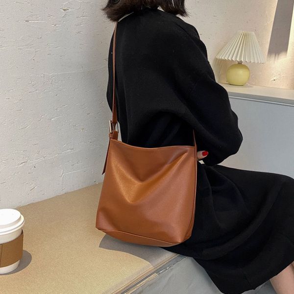 77626 women bucket bag fashion casual female shoulder messenger crossbody bag pu leather handbag briefcases for women
77626 women bucket bag fashion casual female shoulder messenger crossbody bag pu leather handbag briefcases for women