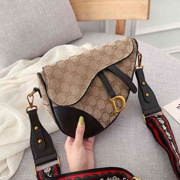 2022 factory wholesale handbag hands female star same women's single shoulder simple saddle bag wide shoulder strap
2022 factory wholesale handbag hands female star same women's single shoulder simple saddle bag wide shoulder strap