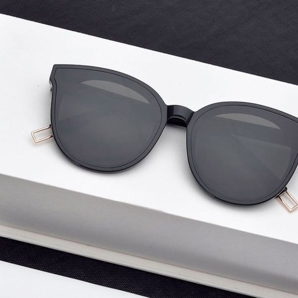 2020 new women's korean fashion star online red same sunglasses female personality round face uv protection, White;black
2020 new women's korean fashion star online red same sunglasses female personality round face uv protection, White;black