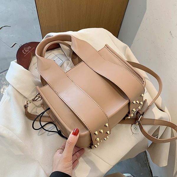 women's bag 2020 designer bag fashion rivet bucket handbag & unusual shoulder diagonal width 21cm height 16cm
women's bag 2020 designer bag fashion rivet bucket handbag & unusual shoulder diagonal width 21cm height 16cm