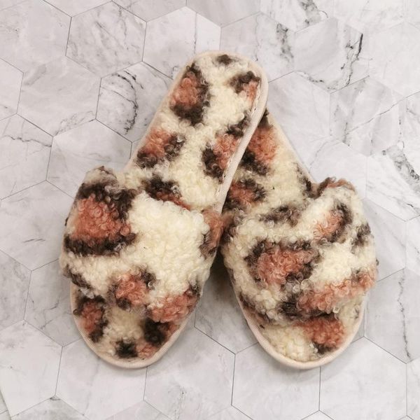 slippers winter women 2021 flat with faux fur fashion warm shoes slip on flats female slides baotou curly bowknot matching mules1, Black
slippers winter women 2021 flat with faux fur fashion warm shoes slip on flats female slides baotou curly bowknot matching mules1, Black