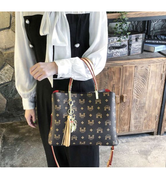 luxurys designers luxury women's messenger 2021 new autumn and winter versatile fashionable ins handbag large capacity shoulder bag
luxurys designers luxury women's messenger 2021 new autumn and winter versatile fashionable ins handbag large capacity shoulder bag
