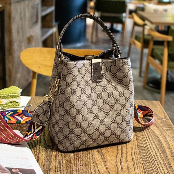 2020 handbags women famous brands women leather handbag designer purse ladies tote shoulder bags with handles
2020 handbags women famous brands women leather handbag designer purse ladies tote shoulder bags with handles