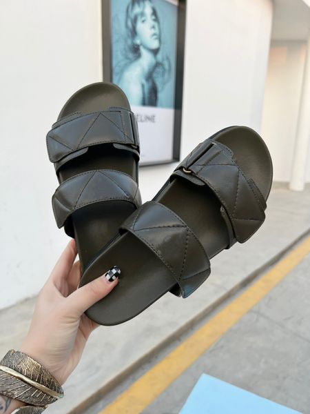 black quilted crisscross slipper comfortable at home and out in summer 5cm behind the sole of sandals
black quilted crisscross slipper comfortable at home and out in summer 5cm behind the sole of sandals