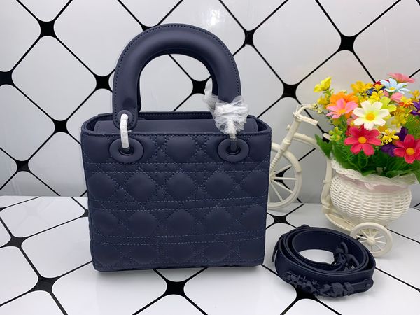 20225a luxury designer purse bag cross shoulder wallet bamboo fashion lady diana handbag lady letter popular handbags
20225a luxury designer purse bag cross shoulder wallet bamboo fashion lady diana handbag lady letter popular handbags
