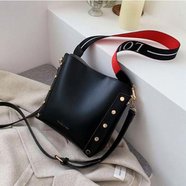 2020 messenger bag women bucket shoulder bag large capacity vintage matte pu leather lady handbag luxury designer black
2020 messenger bag women bucket shoulder bag large capacity vintage matte pu leather lady handbag luxury designer black