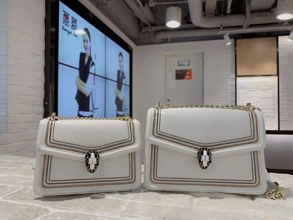 new style snakehead portable one shoulder crossbody leather chain women's small square bag 
new style snakehead portable one shoulder crossbody leather chain women's small square bag