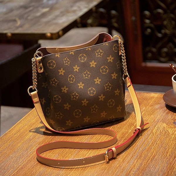 2020 new women one shoulder messenger bag small mini pu material wholesale fashion shoulder bags b371
2020 new women one shoulder messenger bag small mini pu material wholesale fashion shoulder bags b371