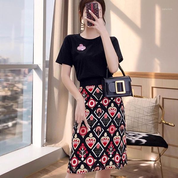 2020 summer flower embroidery skirt suit women beading swan black t-shirt + high waist pencil skirt set 2 pieces1, White
2020 summer flower embroidery skirt suit women beading swan black t-shirt + high waist pencil skirt set 2 pieces1, White