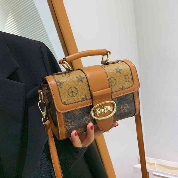 2022 factory wholesale handbag old flower small square bag women's red same versatile shoulder
2022 factory wholesale handbag old flower small square bag women's red same versatile shoulder