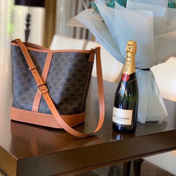 lisatriomphe triumphal arc de triomphe canvas old pail leather splicing one shoulder slant span women's bag 
lisatriomphe triumphal arc de triomphe canvas old pail leather splicing one shoulder slant span women's bag