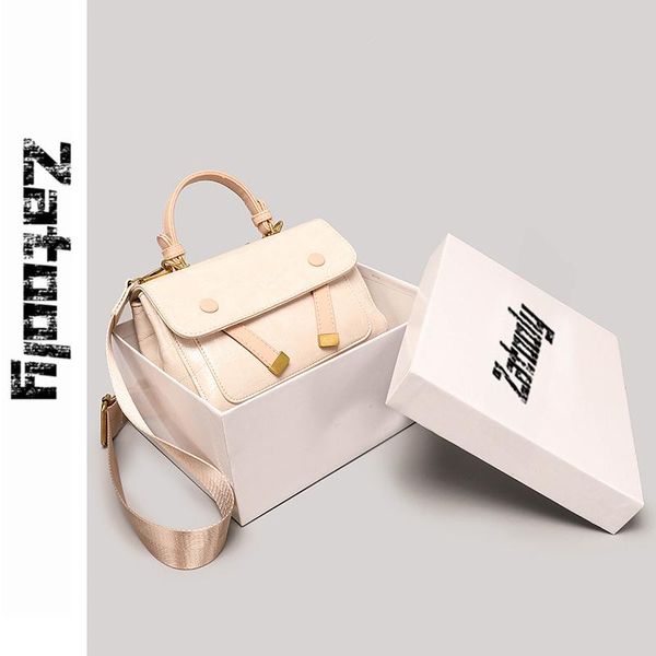 new style, fashion bag, advanced feeling bag, pure color square fashionable french limited bags, simple atmosphere
new style, fashion bag, advanced feeling bag, pure color square fashionable french limited bags, simple atmosphere