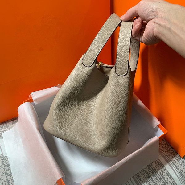 new bag fashion hand vegetable bag one simple basket tide feeling shoulder handbag high-grade layer leather bucket women's and hpawk 
new bag fashion hand vegetable bag one simple basket tide feeling shoulder handbag high-grade layer leather bucket women's and hpawk