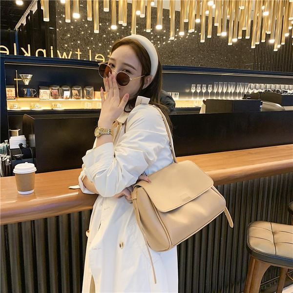 autumn and winter large capacity bag women 2020 new solid color simple one shoulder large bag travel packet b640 
autumn and winter large capacity bag women 2020 new solid color simple one shoulder large bag travel packet b640
