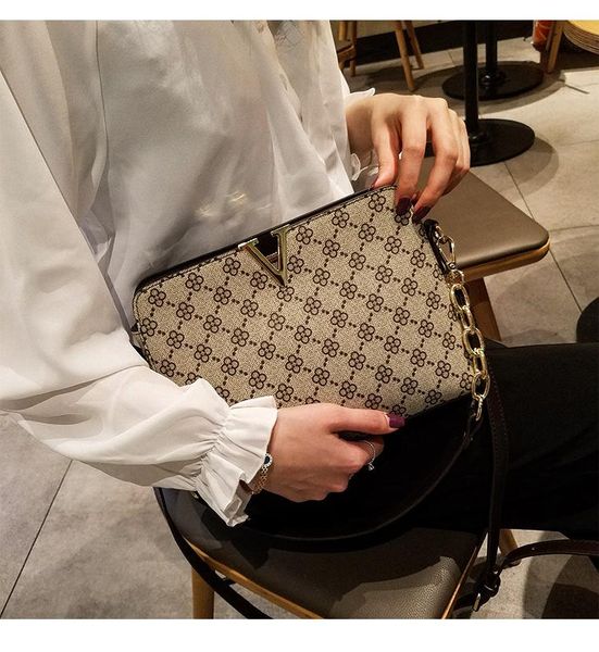 дикие мешочки женщины 2020 весной и летом новые моды печати одного плеча crossbody shell сумки v-образный ретро женская сумка
дикие мешочки женщины 2020 весной и летом новые моды печати одного плеча crossbody shell сумки v-образный ретро женская сумка