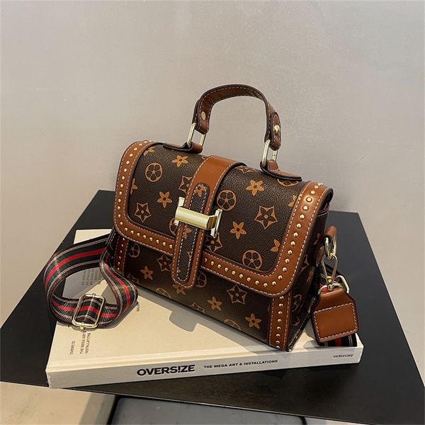76% off autumn and winter new printed hand texture foreign style wide strap single shoulder leisure messenger small square bag
76% off autumn and winter new printed hand texture foreign style wide strap single shoulder leisure messenger small square bag