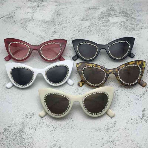 2022 factory wholesale model street women trendy rhinestone sunglass party eyewear show lentes de sol mujer fcnj sunglasses, White;black 
2022 factory wholesale model street women trendy rhinestone sunglass party eyewear show lentes de sol mujer fcnj sunglasses, White;black