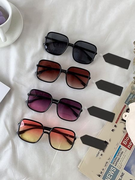 2020 new autumn and winter versatile korean version trendy color gradient female fashion ladies sunglasses, White;black
2020 new autumn and winter versatile korean version trendy color gradient female fashion ladies sunglasses, White;black