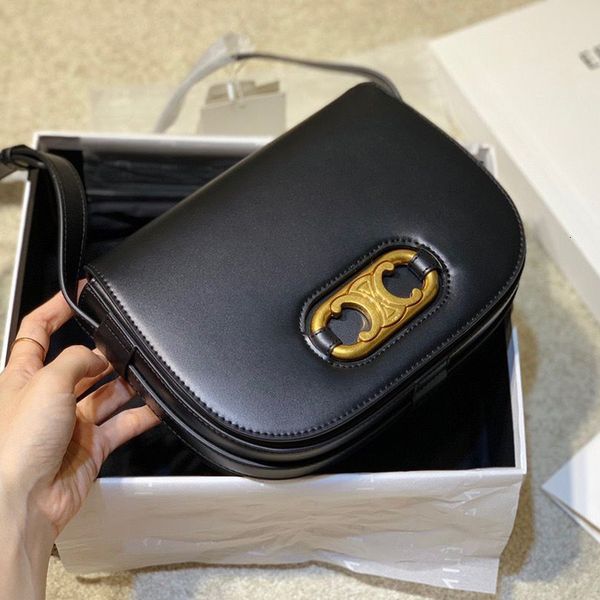 new maillon triomphe pig nose triumphal arch small square bag
new maillon triomphe pig nose triumphal arch small square bag