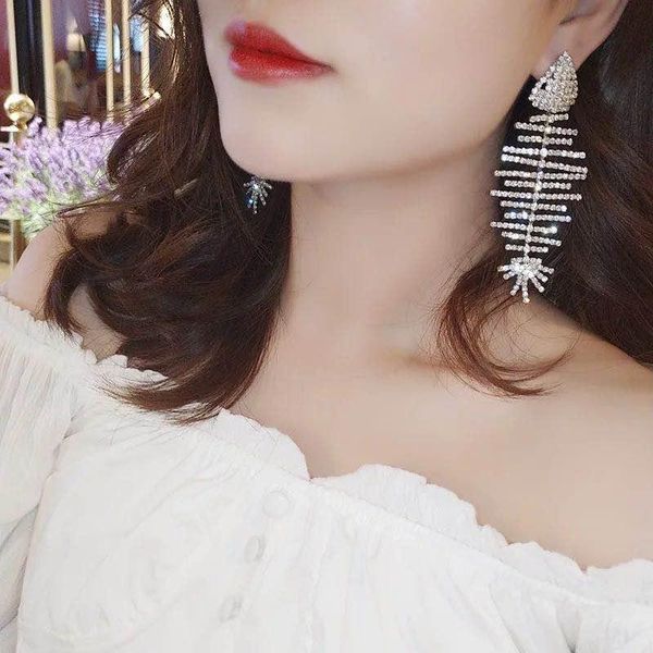 fashionable and exquisite rhinestone bone shaped women's earrings luxury elegant sparkling crystal women's earrings jewelry gift, Silver
fashionable and exquisite rhinestone bone shaped women's earrings luxury elegant sparkling crystal women's earrings jewelry gift, Silver