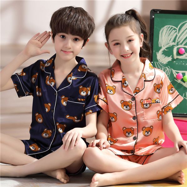 2020 new lapel printed silk short-sleeved pajamas set girls bear cartoon children's home wear toddler boy pajamas for kids123, Blue;red
2020 new lapel printed silk short-sleeved pajamas set girls bear cartoon children's home wear toddler boy pajamas for kids123, Blue;red