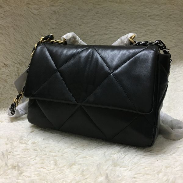 medium handbag, shoulder bag, flip bag, luxury designer bag, made of real leather, multiple color options, x001
medium handbag, shoulder bag, flip bag, luxury designer bag, made of real leather, multiple color options, x001