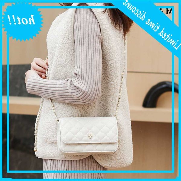 maidudu women's 2020 new xiaoxiangfeng leather rhombic chain fashion flower buckle single shoulder messenger bag
maidudu women's 2020 new xiaoxiangfeng leather rhombic chain fashion flower buckle single shoulder messenger bag