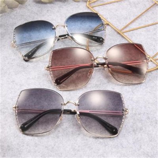 28004 new large frame women's trimming point drilling 2019 fashion street shooting sunglasses, White;black
28004 new large frame women's trimming point drilling 2019 fashion street shooting sunglasses, White;black