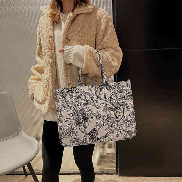 80% off shop clearance large bag single shoulder messenger tote bag female autumn and winter new national fashion armpit bag fashion handbag
80% off shop clearance large bag single shoulder messenger tote bag female autumn and winter new national fashion armpit bag fashion handbag
