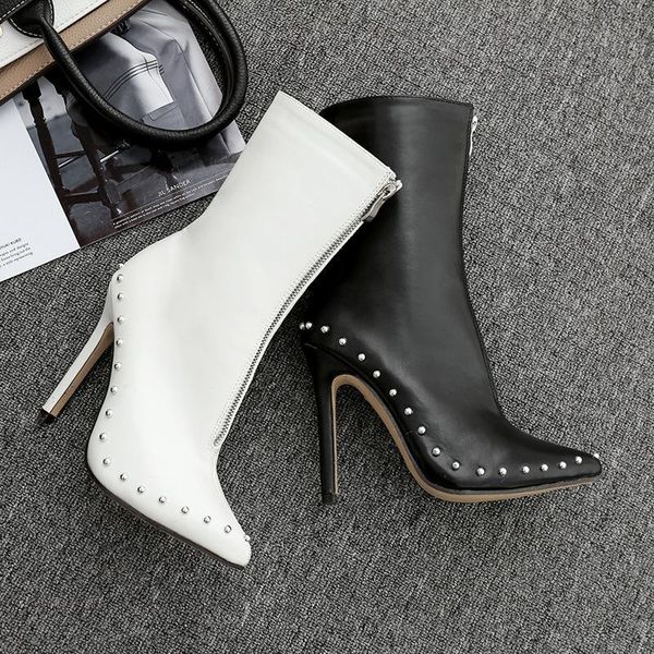2021 new desig women boots winter metal decoration rivet pointed toe ankle boots fashion ladies shoes rubber black
2021 new desig women boots winter metal decoration rivet pointed toe ankle boots fashion ladies shoes rubber black