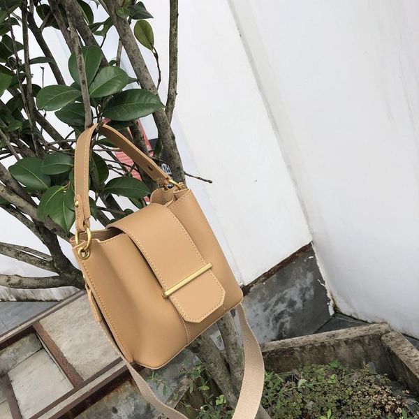 oluolin закрылков crossbody сумки кожа pu элегантная сумка плеча металл chic ремень конструктор сумка для женщин роскошный кошелек
oluolin закрылков crossbody сумки кожа pu элегантная сумка плеча металл chic ремень конструктор сумка для женщин роскошный кошелек