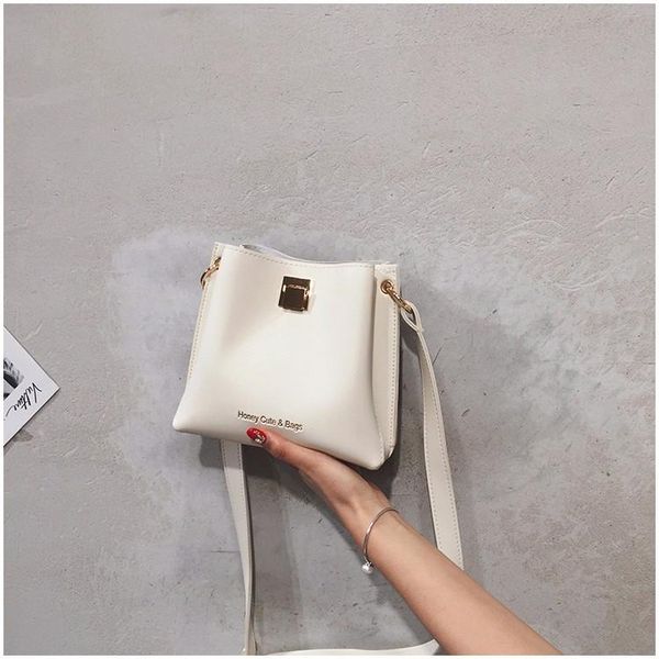 tide korean version of the bucket bag on the new small bag women's new wild lock casual messenger ins super fire
tide korean version of the bucket bag on the new small bag women's new wild lock casual messenger ins super fire