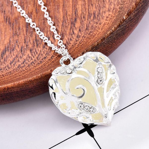 новое glow in the dark locket hollow светящиеся камень кулон заявление в форме сердца моды личности ожерелье для женщин sqczzf homes2007, Silver
новое glow in the dark locket hollow светящиеся камень кулон заявление в форме сердца моды личности ожерелье для женщин sqczzf homes2007, Silver