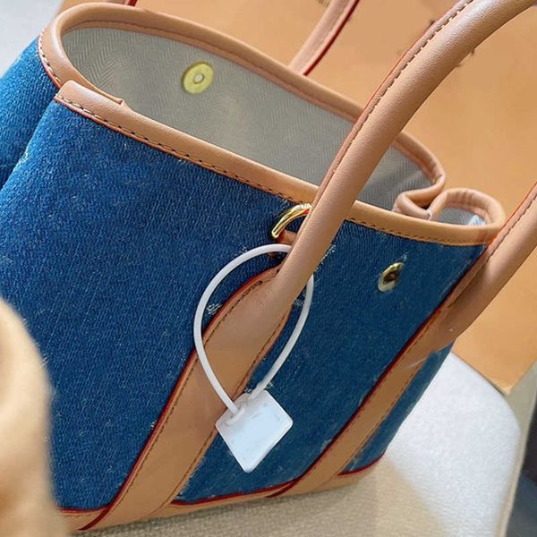2022denim jeans shopping bag lady tote shoulder bags woman handbag purse canvas classic letter old flower printed golden hardwar
2022denim jeans shopping bag lady tote shoulder bags woman handbag purse canvas classic letter old flower printed golden hardwar