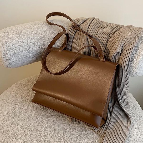 shoulder bags large-capacity handbags fall/winter fashion retro messenger bag single armpit dual-use width: 28cm
shoulder bags large-capacity handbags fall/winter fashion retro messenger bag single armpit dual-use width: 28cm