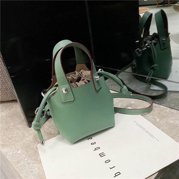 2020 summer new shoulder ladies messenger fashion casual small handbag solid color pu female bucket bag, Red;black
2020 summer new shoulder ladies messenger fashion casual small handbag solid color pu female bucket bag, Red;black