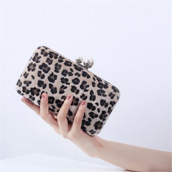 2020 horse wool evening bags pearls wedding banquet purse printed leopard wedding clutch wallets with chain drop shipping m6821
2020 horse wool evening bags pearls wedding banquet purse printed leopard wedding clutch wallets with chain drop shipping m6821