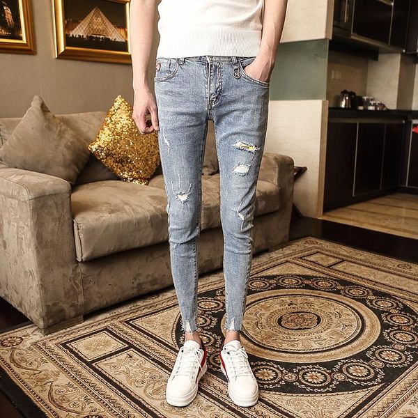 2020 summer new light blue jeans boys hole nine pants trousers korean version of the trend of wild feet pants men
2020 summer new light blue jeans boys hole nine pants trousers korean version of the trend of wild feet pants men