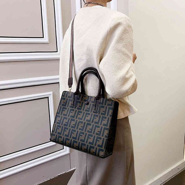 2022 factory wholesale new model direct large female portable single shoulder versatile large capacity women's tote bag
2022 factory wholesale new model direct large female portable single shoulder versatile large capacity women's tote bag