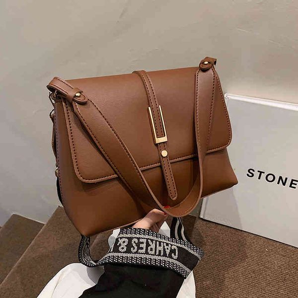 2022 factory wholesale new large capacity simple travel double-layer spring and summer women's single shoulder portable buckle tote bag, Black;red
2022 factory wholesale new large capacity simple travel double-layer spring and summer women's single shoulder portable buckle tote bag, Black;red