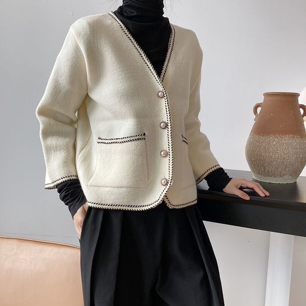 new 2021 spring v-neck long sleeve knitted striped cute button sweater poncho casual women cardigans 6v00, White;black
new 2021 spring v-neck long sleeve knitted striped cute button sweater poncho casual women cardigans 6v00, White;black
